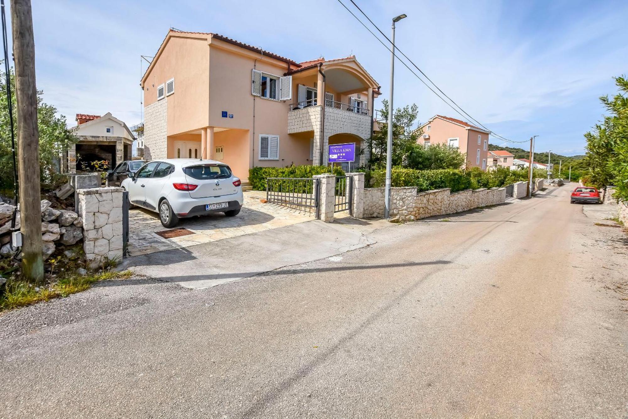 Apartments Ema Ражань Экстерьер фото
