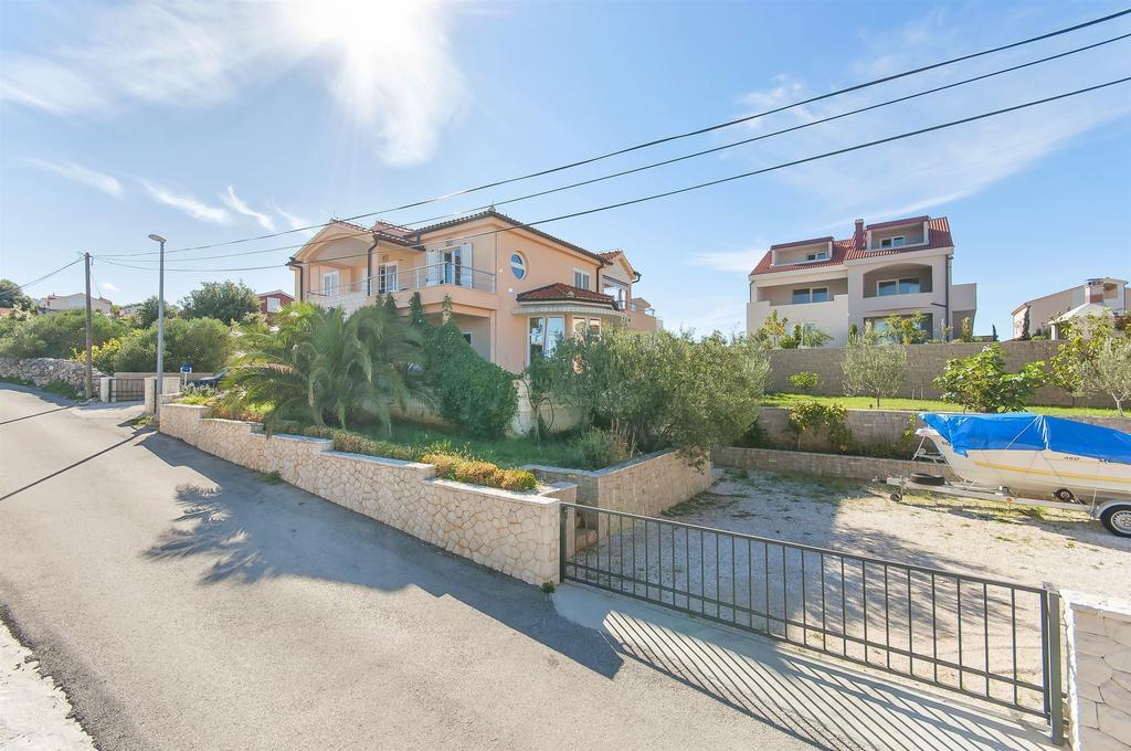 Apartments Ema Ражань Экстерьер фото
